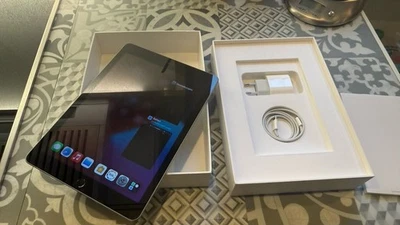 Apple iPad 6. Gen. 32GB, WLAN, 24,64 cm, (9,7 Zoll) - Spacegrau - Bild 1 von 4