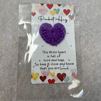 Abrazo de bolsillo de ganchillo púrpura tarjeta de regalo familia y amigos regalo de boda Foto 1 de 2