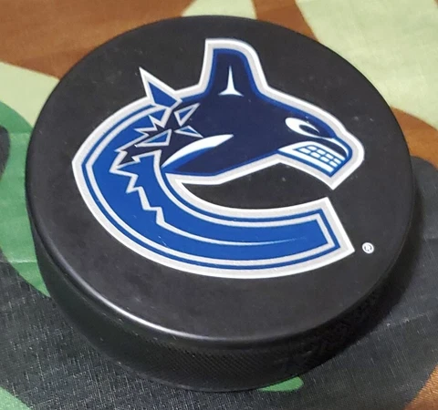 VANCOUVER CANUCKS NHL OFFICIAL LICENSED HOCKEY PUCK MADE IN SLOVAKIA INGLASCO Cover