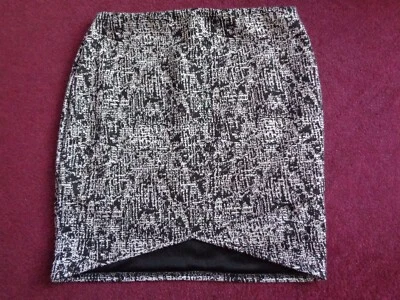 Falda MISS SELFRIDGE blanca y negra con cintura elástica - talla 16. Foto 1 de 4