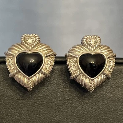Aretes Judith Ripka de plata de ley 925 con corazón de ónix negro circonita cúbica Omega traseros Foto 1 de 4