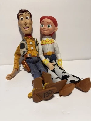 Disney Toy Story Woody Jessie Pull String Doll Set Peluche (No Habla) 15” Foto 1 de 4