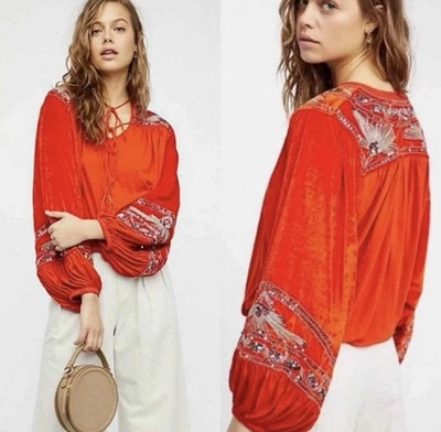 Top bordado con cuentas de terciopelo adornado con llamas corazones Free People talla XS/S Foto 1 de 4