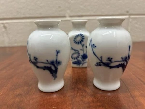 3 VASO FLOREALE MINIATURA PORCELLANA CINESE BLU BIANCA CASA DELLE BAMBOLE URNA VASO VINTAGE - Foto 1 di 14