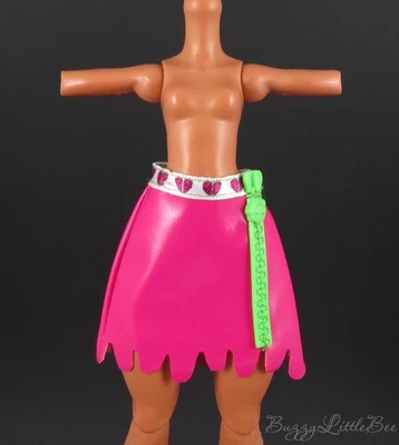 Falda de cerebro en forma de corazón rosa Ghoulia Yelps Boo Crew muñeca Monster High G3 Foto 1 de 4