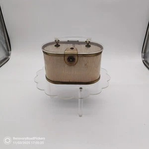 Bolso de mano vintage 1950 Lucite Box con asa transparente beige patrón de rejilla adorno de latón - Imagen 1 de 10