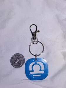 LLAVERO COLGANTE BOLSO "LIBRA" ZODIACO RESINA AZUL MACIZO - Imagen 1 de 2