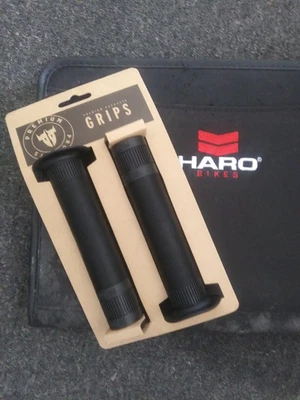 Empuñaduras de equipo Haro (productos premium) con brida y tapa final Foto 1 de 2