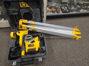 Detector láser rojo giratorio inalámbrico DEWALT DW077 y trípode - Imagen 1 de 10