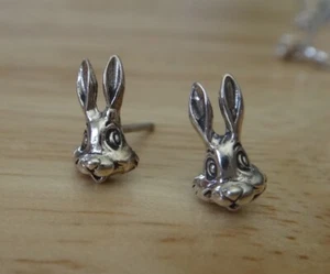 Pendientes pequeños de plata de ley con cara de conejo de Pascua de 9x9 mm - Imagen 1 de 3