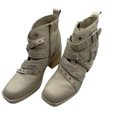 Botas de cuero Kelsi Dagger Brooklyn tachonadas con hebilla Wallace tacón ancho crema 8,5 Foto 1 de 4