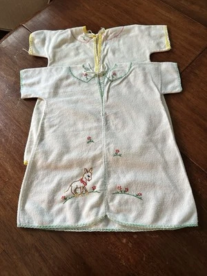 批量 2 件 复古 40 年代 法兰绒 婴儿礼服 手工刺绣 钩针编织 — 第 1/4 张图片