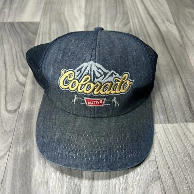 Gorra de camionero nativa de Colorado para hombre azul denim con espalda de malla ajustable gorra con cierre a presión Foto 1 de 4