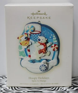 HOOPY HOLIDAYS Eisbären Basketball Bewegung Hallmark Weihnachtsschmuck NEU - Bild 1 von 3