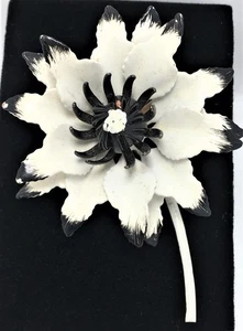 Broche prendedor vintage años 60 mod esmalte blanco y negro flor margarita - Imagen 1 de 10