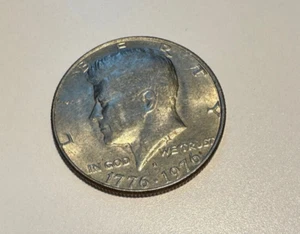 1776-1976 D JFK 50 céntimos golpeado a través de tela en reverso. Desfiguración mayor - Imagen 1 de 10