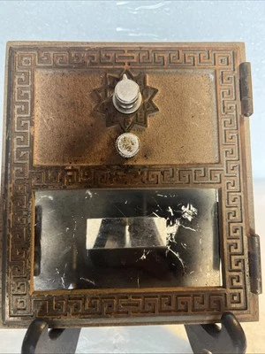Puerta de buzón de correos vintage de latón.  "Ventana de vidrio de 5-1/2"" X 6-1/4""". Perillas de trabajo Foto 1 de 4