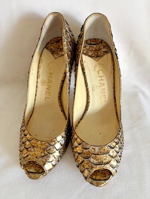 Zapatos de salón CHANEL DORADO piel de serpiente pitón metálico cuero logotipo CC punta abierta 35,5 Foto 1 de 4