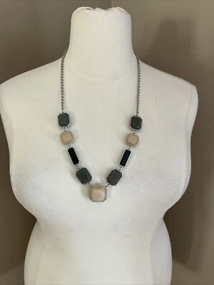 Chico's Crissy Med 灰色米色人造石厚长银色项链 30 英寸 — 第 1/4 张图片