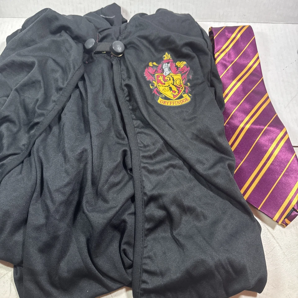Harry Potter Gryffindor Niños Mediano Negro Capa Bata con Corbata Disfraz Foto 1 de 1