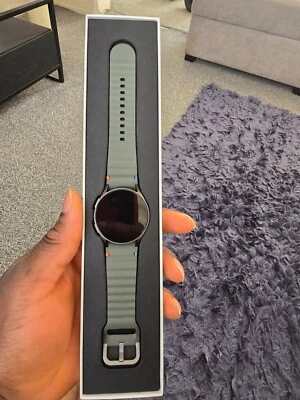 Samsung Galaxy Watch7 SM-L3DONZGAEUA Green with Galaxy AI Health Monitoring - Image 1 of 3