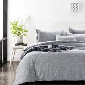 Matelasse Duvet Cover Set, 100% Cotton, Pre-Washed, Soft & Cozy, Woven Jacqua... - Bild 1 von 7