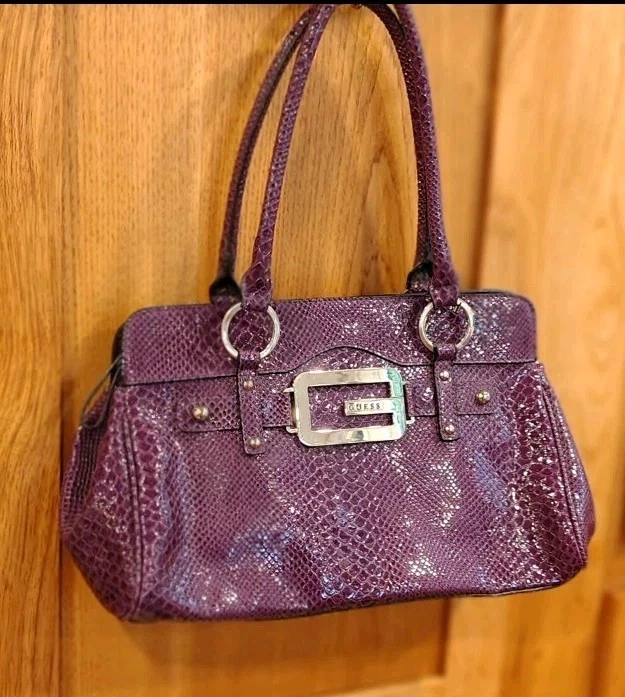 De colección Y2k GUESS Púrpura Patente Imitación Serpiente Sillín Bolso Cartera Bolso B30 Foto 1 de 4