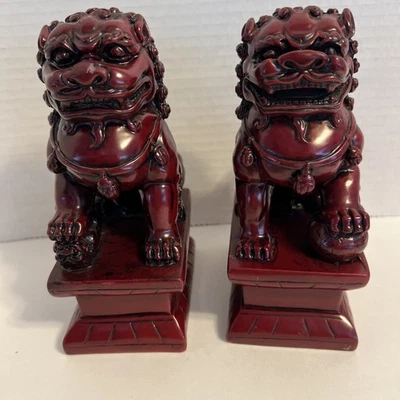 Par De Colección De Foo Dogs Rojo Oscuro Ornado Tallado Rojo Resina 7" Alto HERMOSO Foto 1 de 4