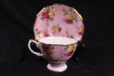 Royal Albert Old Country Roses - Dusky Pink Lace - Teacup and Saucer - Image 1 of 4