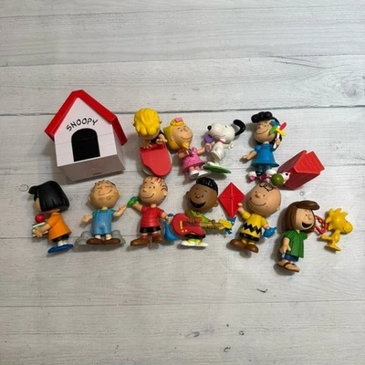 Conjunto de bonecos Peanuts Snoopy coleção Just Play Friends brinquedo de PVC 13 peças - Imagem 1 de 4