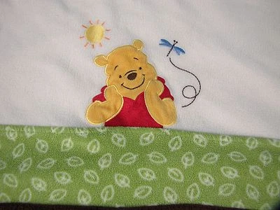 DISNEY WINNIE POOH Manta Bebé Salvia Verde Menta Vellón Marrón Borde Camisa Roja Foto 1 de 4