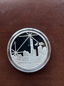 2004 NATIONAL COLLECTORS MINT-FREEDOM TOWER & TWIN TOWERS COIN - Picture 1 of 2