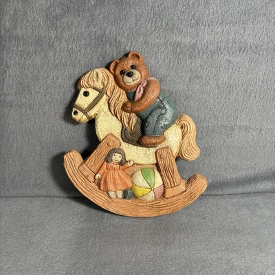Peluche vintage Frankies Designs 1986 decoración de pared 3D para niños 9x7 en caballo mecedor Foto 1 de 4