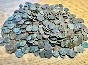 Lot of Roman bronze coins One bid one roman coin - Various Emperors- 4th century - Picture 1 of 3