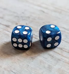 Set 2 stampi dadi blu con pips bianchi 16 mm gioco design vorticoso marmorizzato arrotondato - Foto 1 di 2