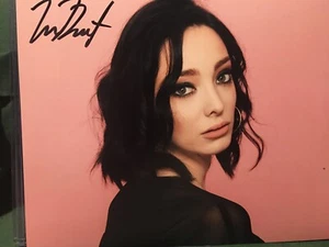 Emma Dumont Signed 8x10 Color Photo The Gifted Fox Polaris X-Men UACC COA - Picture 1 of 4