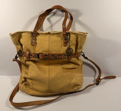 BOLSO DE MANO BOHO MOSTAZA MARCA LUCKY, 100 % Algodón, Borde de Cuero Tachonado, Dije de Bolso Foto 1 de 4