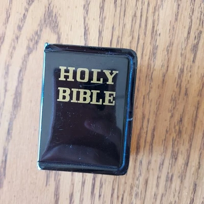 Mini banco de moedas antigo retrô colecionável Japão Bíblia Sagrada de lata década de 1950  - Imagem 1 de 4