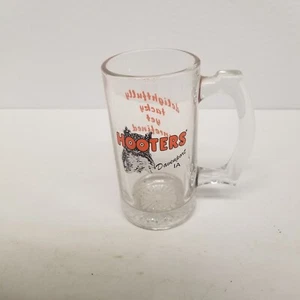 Vintage Hooters "Delightfully Tacky Yet Unrefined" Davenport, IA Glas Bierkrug - Bild 1 von 6