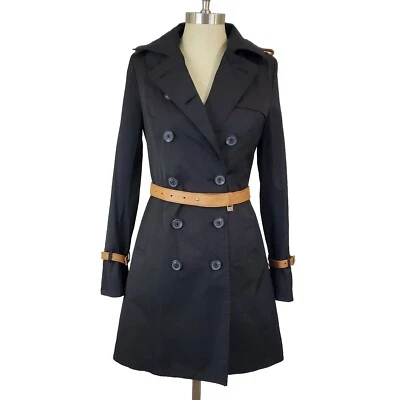 Gabardina cortavientos Rudsak negra con cinturón ribete de cuero dinero antiguo al aire libre Foto 1 de 4