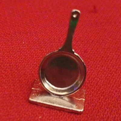 Scene It? The DVD Game Squabble Edition Replacement Metal Frying Pan  Token 2006 - Image 1 of 4