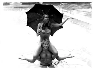 1974 Press Photo UK Malcom Roberts in pool with dancer 6 x 8 - Picture 1 of 2