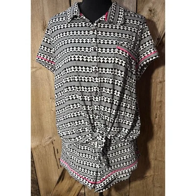 Conjunto corto de 2 piezas estampado geométrico negro rosa grande 11-13 L No Boundaries para mujer Foto 1 de 4