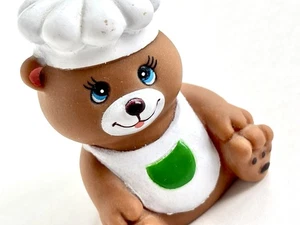 Lindo sacapuntas vintage de oso de peluche miniatura de goma vestido de chef/cocinero - Imagen 1 de 9