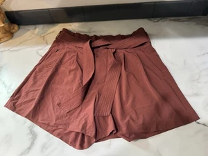 Athleta Skyline II Plisado Atlético Cinturón Alta Elevación Bolsa de Papel Columpio Pantalones Cortos Talla 10 - Imagen 1 de 5