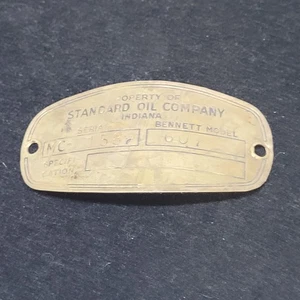 Vintage / Antik Eigentum der Standard Oil Co. IN Bennett Modell 607?  Messinganhänger - Bild 1 von 5