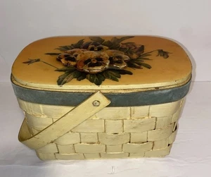 Cesta de costura de mimbre vintage flores aplicadas pensamiento forrado mango años 60 70 - Imagen 1 de 17