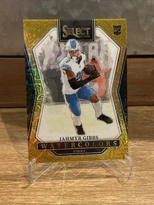 2023 Panini Select - Acquerelli Jahmyr Gibbs #WC-JGI Gold Prizm /10 (RC) - Foto 1 di 4