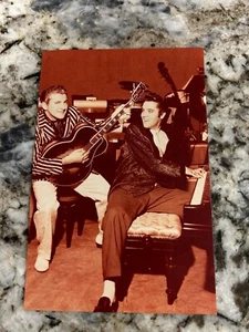 Elvis Presley Las Vegas Postcard Liberace and Elvis NEAR MINT+ - Picture 1 of 2