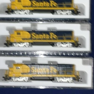 New! N-Scale Atlas B23-7 Santa Fe 3-Pack - Picture 1 of 5